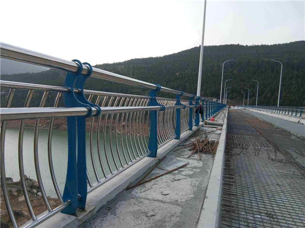 遵义不锈钢桥梁护栏的特点及其在桥梁安全中的重要作用