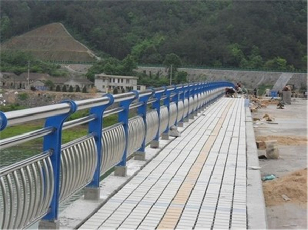 遵义不锈钢桥梁护栏的特性及其在现代建筑中的应用